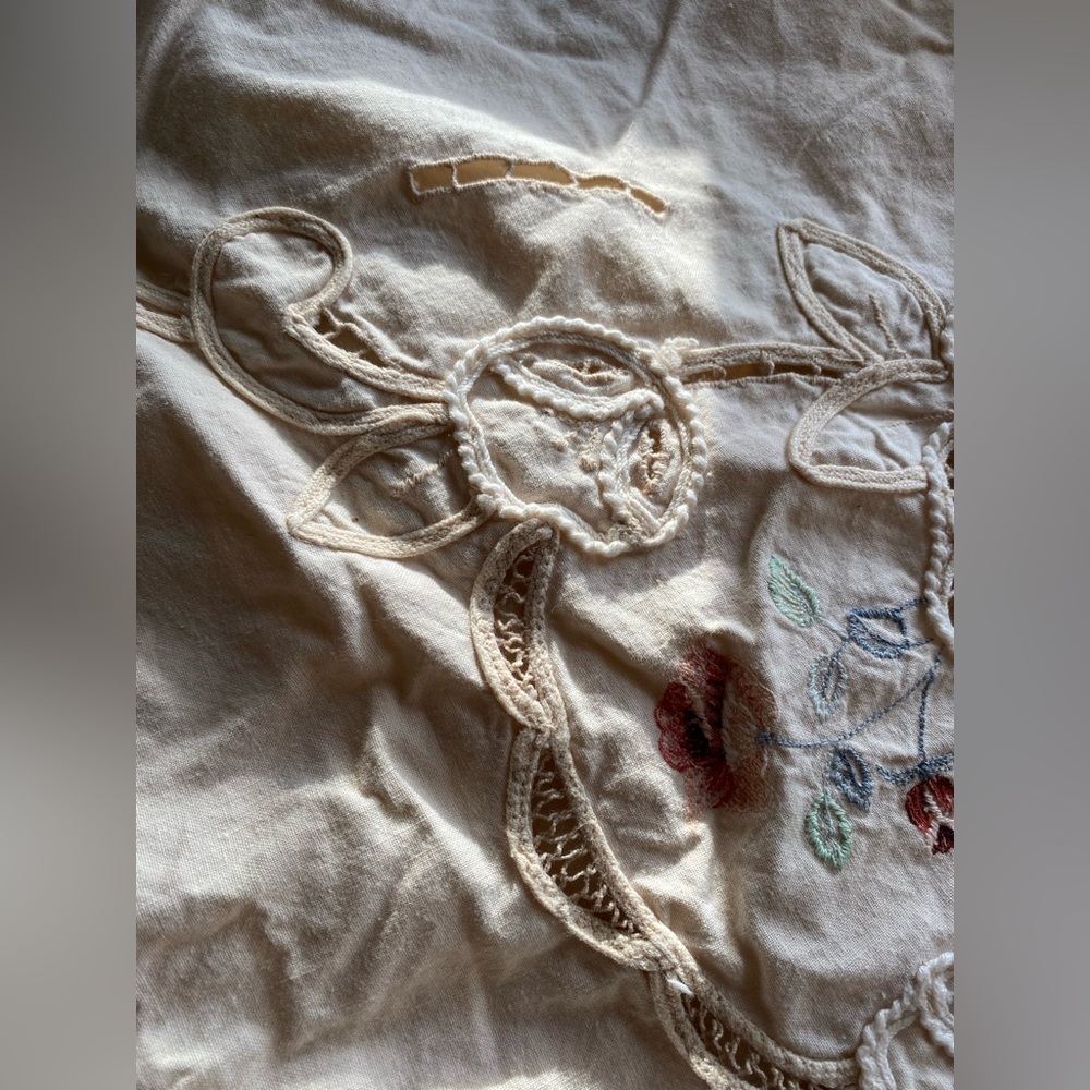 Set of 2 VTG Embroidered Pillowcases - Picture 3 of 9